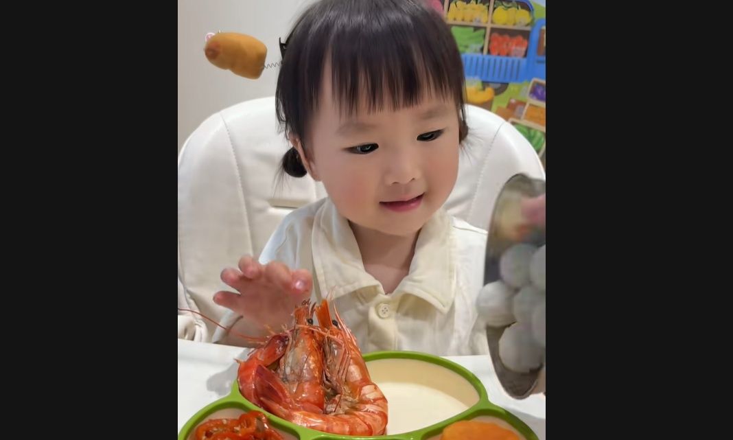 Τι είναι το «baby mukbang» και γιατί προκαλεί «φρενίτιδα» στο TikTok – H nomnomtiana από την Κίνα