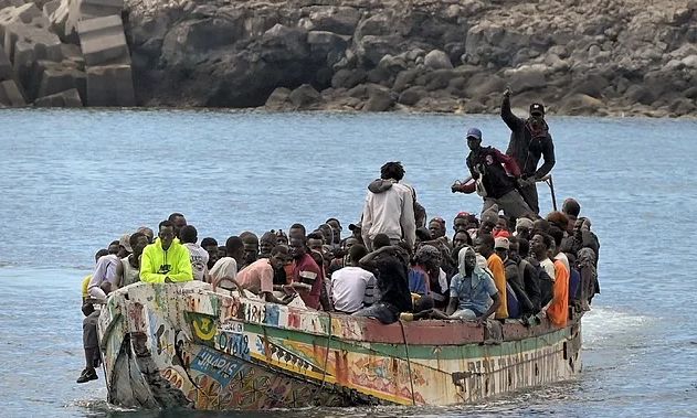 Φρίκη σε σκάφος μεταναστών στην Ισπανία: Δεκάδες δολοφονήθηκαν – Τους κατηγόρησαν για μαγεία