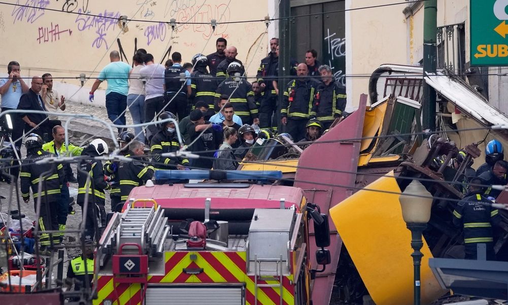 Λισαβόνα: Χάος μετά τον εκτροχιασμό του ιστορικού τελεφερίκ Γκλόρια – «Yπάρχουν παιδιά εκεί κάτω»