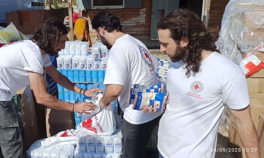 Ελληνικός Ερυθρός Σταυρός: Παρείχε ανθρωπιστική βοήθεια σε πυρόπληκτες οικογένειες Ρομά