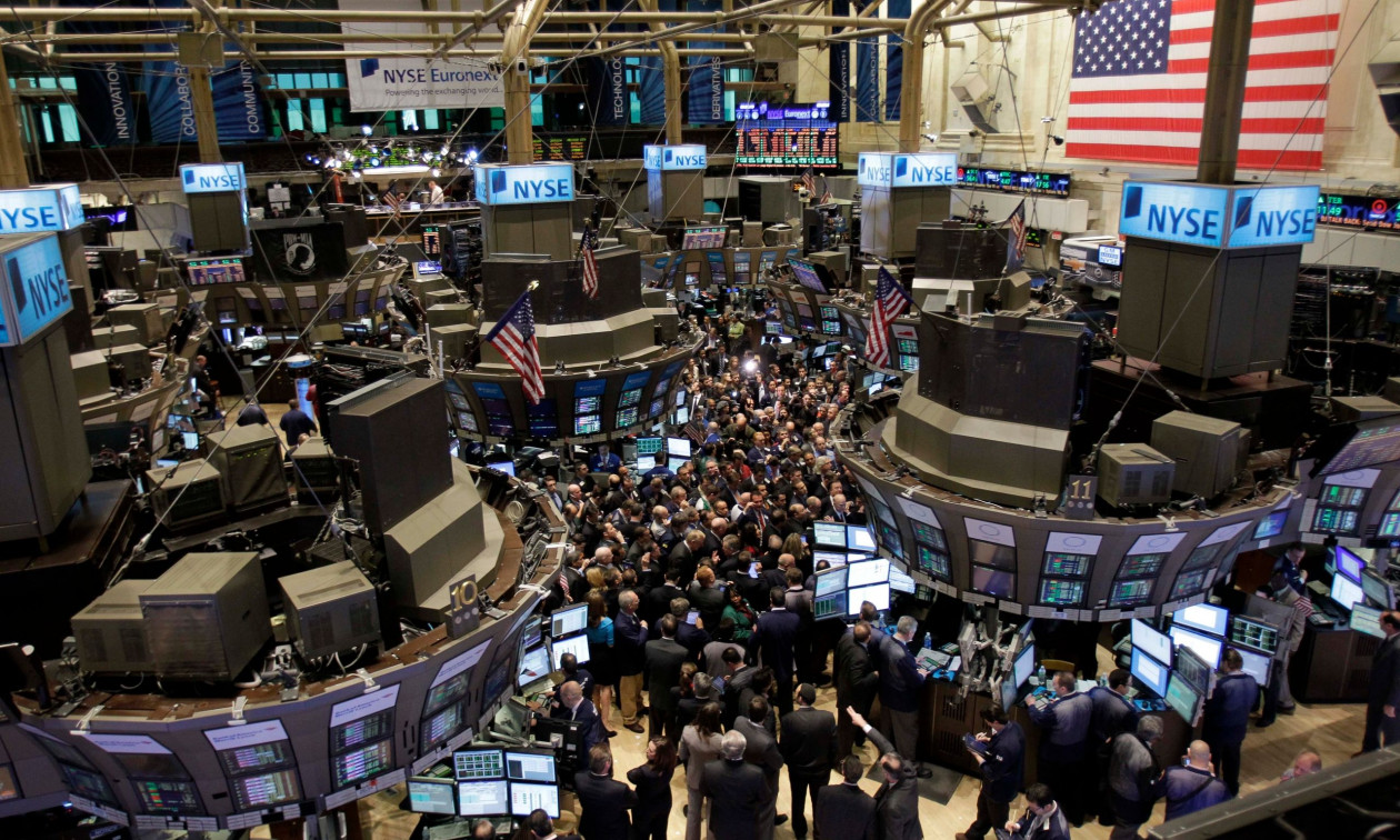 Στο «πράσινο» οι δείκτες στη Wall Street – Νέο ρεκόρ για τον S&P 500