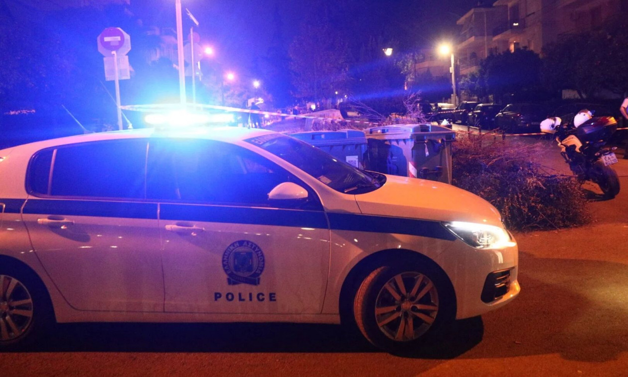 Επικίνδυνη καταδίωξη στα Γλυκά Νερά: 19χρονος μοτοσικλετιστής προσέκρουσε σε περιπολικό