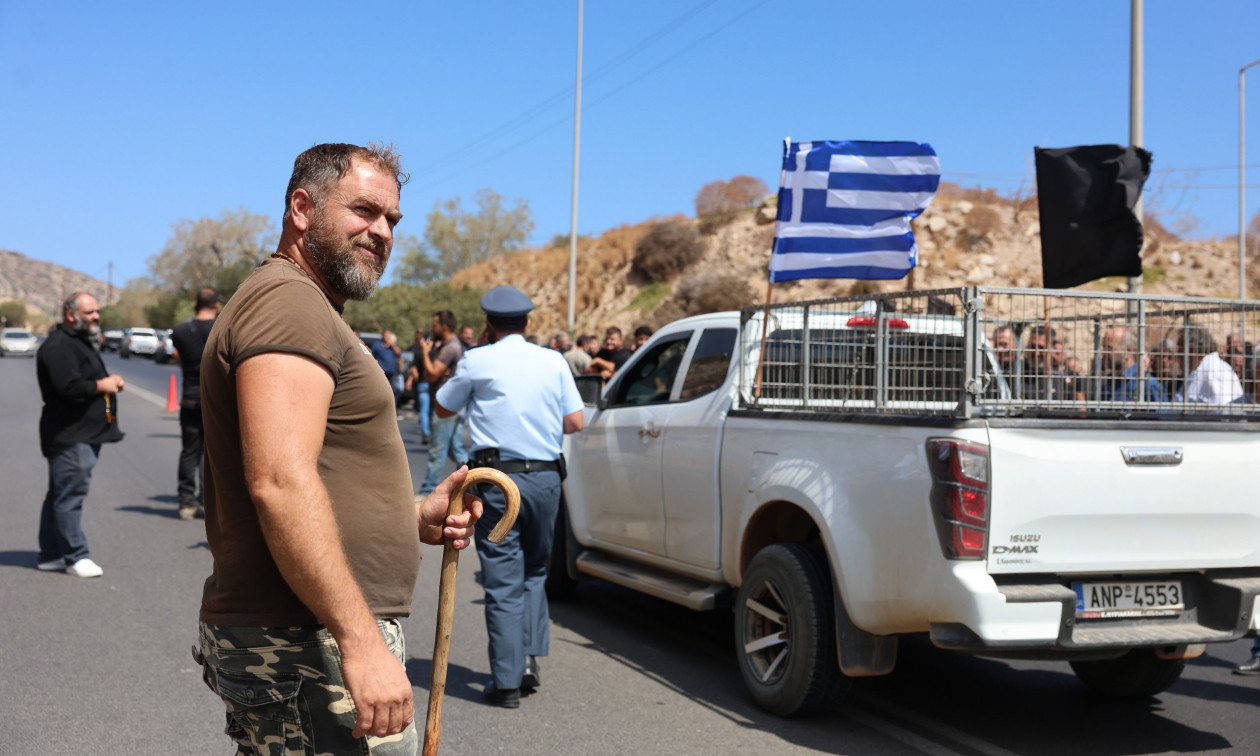 Στους δρόμους οι κτηνοτρόφοι της Κρήτης – «Έκλεισαν» τον ΒΟΑΚ και στον κόμβο αεροδρομίου