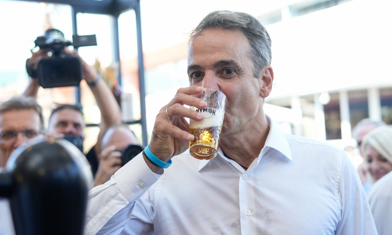 Κυριάκος Μητσοτάκης; Μπιλιάρδο, μπάσκετ και μπύρα για τον πρωθυπουργό στα περίπτερα της ΔΕΘ