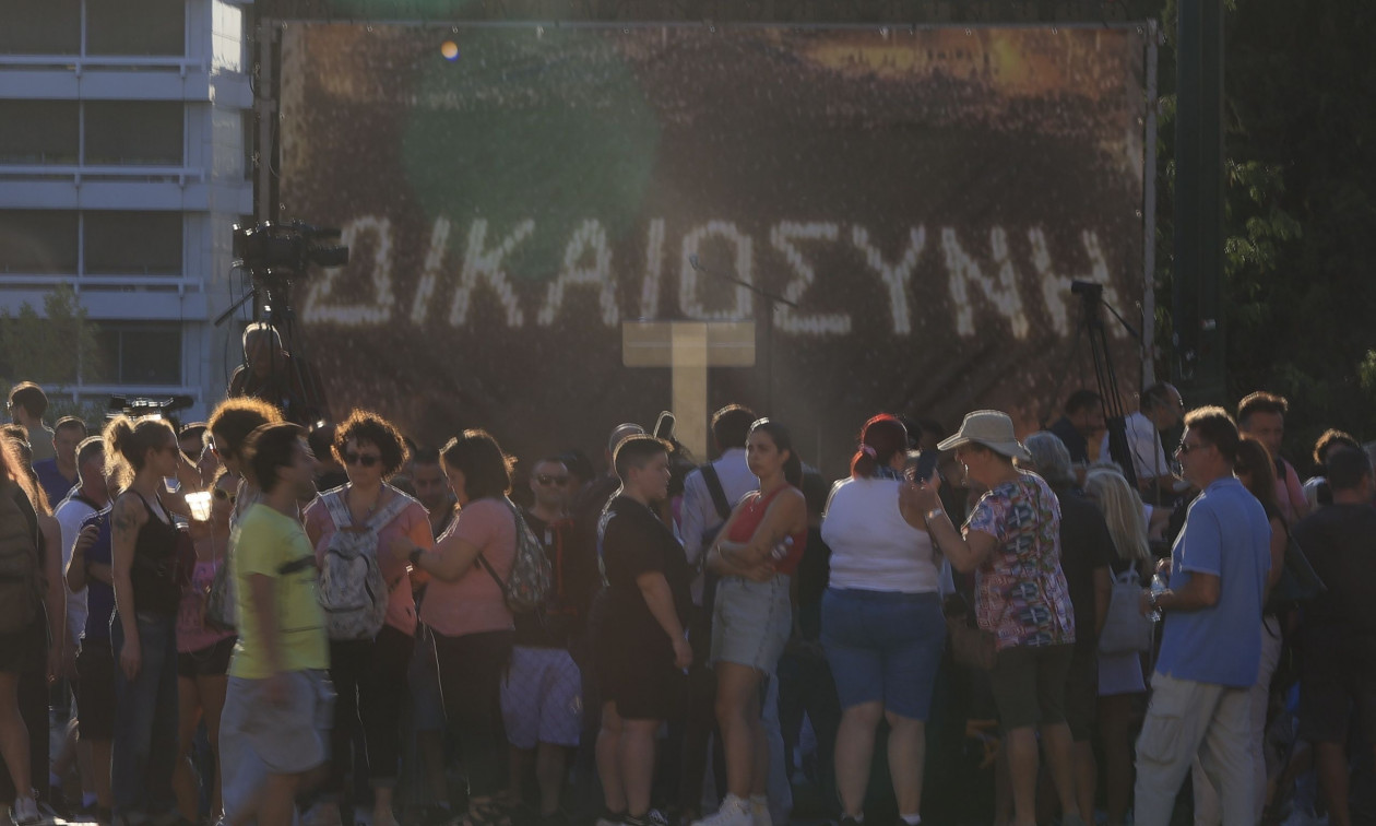 Συγκέντρωση για τα Τέμπη: Διαδηλωτές ξεκίνησαν να «πλημμυρίζουν» το Σύνταγμα