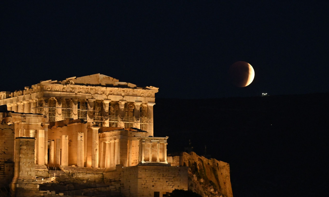 Μάγεψε η ολική έκλειψη Σελήνης με το «ματωμένο» χρώμα της – Εικόνες