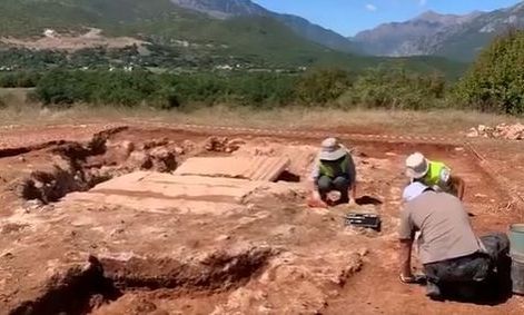 Αλβανία: Ανακαλύφθηκε ρωμαϊκός τάφος με ελληνική επιγραφή – Ανήκε σε μέλος της ανώτερης τάξης