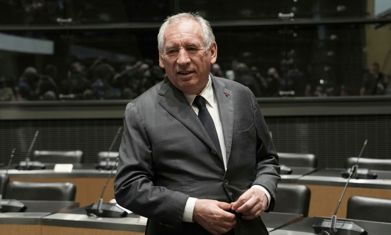 Στο χείλος του γκρεμού η Γαλλία: Ο Μπαϊρού βλέπει την έξοδο – Τι ώρα θα γίνει η κρίσιμη ψηφοφορία