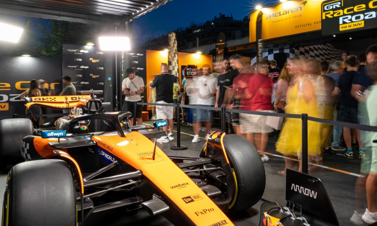 Ουρές για το showcar της McLaren F1 Team που έφερε ο ΟΠΑΠ στη Θεσσαλονίκη