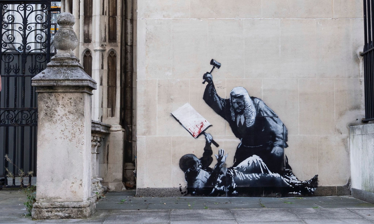 Αναστάτωσε το νέο έργο του Banksy: Δικαστής ξυλοκοπεί διαδηλωτή – Κάλυψαν άρον άρον το γκράφιτι