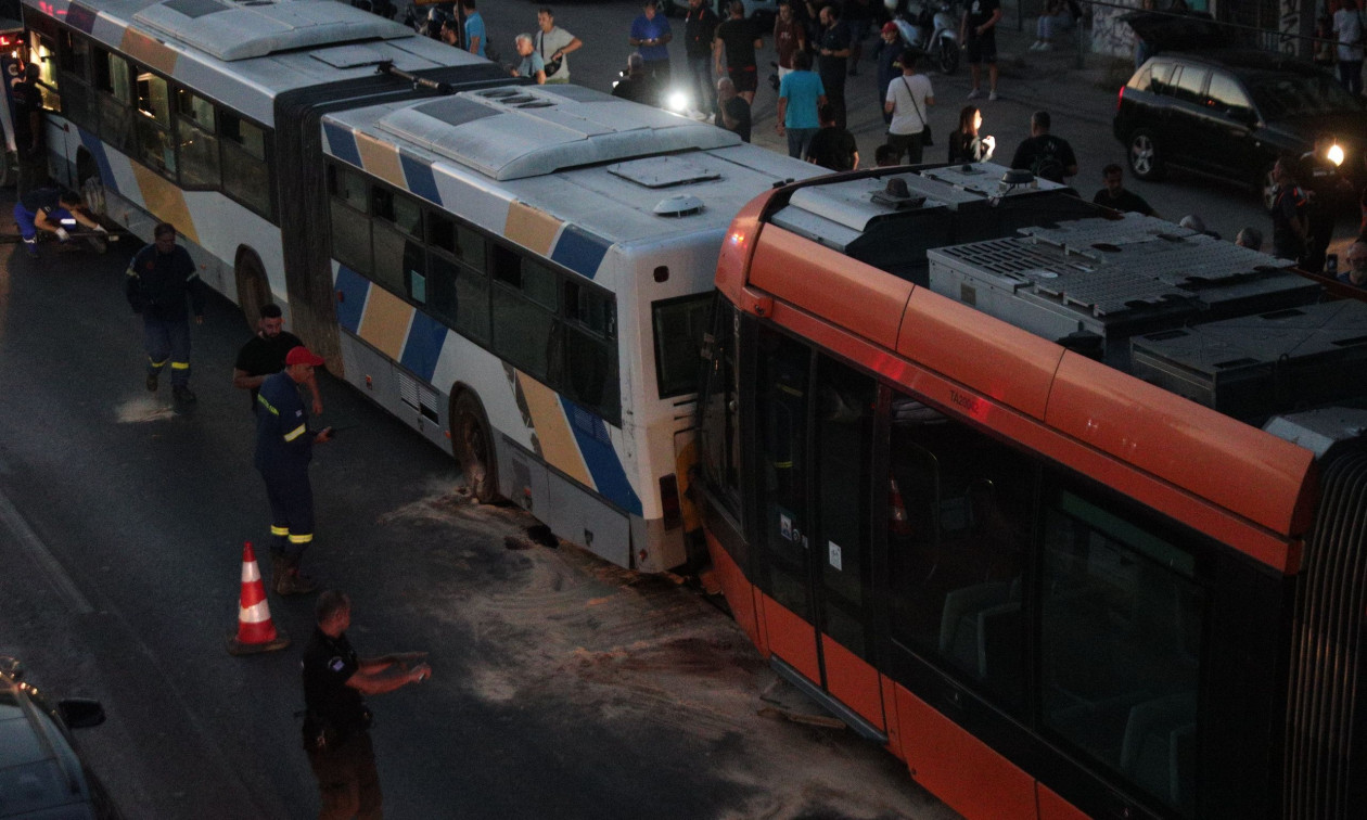 Πειραιάς: 24 τραυματίες από τη σύγκρουση τραμ με λεωφόρειο – Η ανακοίνωση του ΕΚΑΒ