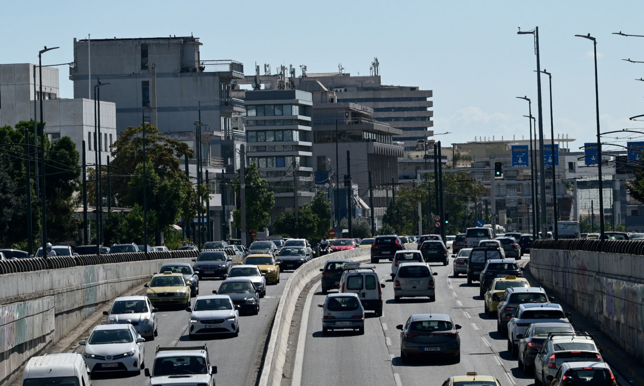 Κίνηση στους δρόμους: «Φρακαρισμένη» η Κηφισίας, έπεσαν τσιμέντα στο οδόστρωμα
