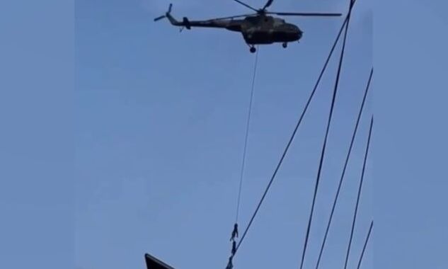 Κρεμασμένοι από καλώδιο ελικοπτέρου: Σοκάρει το βίντεο εκκένωσης με αξιωματούχους του Νεπάλ