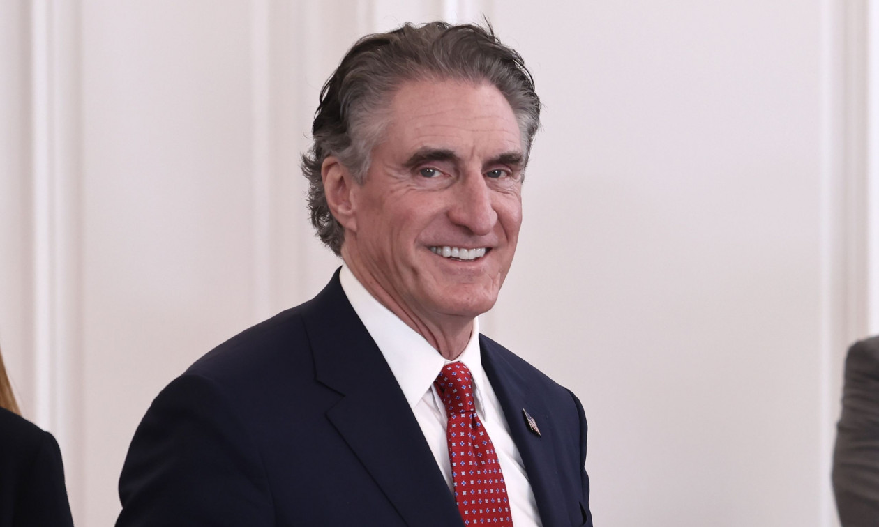 Αμερικανικό LNG μέσω Ελλάδας: Με ποιους επιχειρηματίες συναντήθηκε ο Αμερικανός υπουργός Εσωτερικών