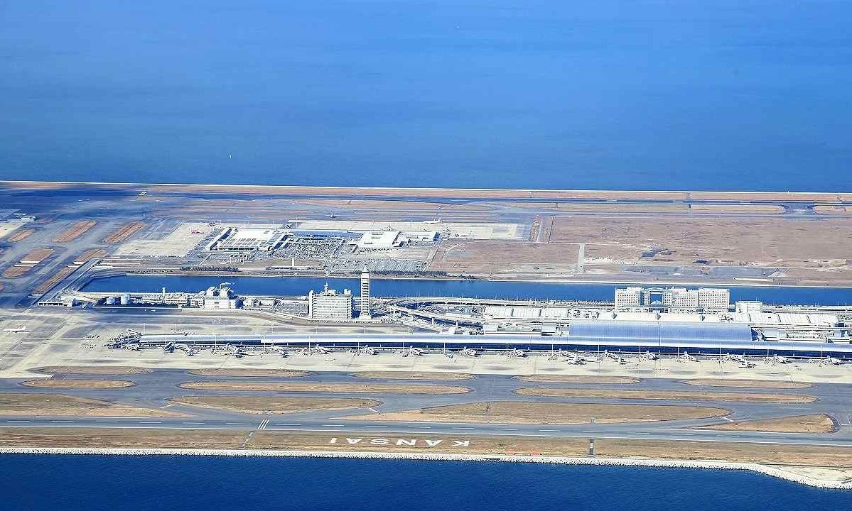 Συναγερμός σε πτήση της United: Αναγκαστική προσγείωση έπειτα από πυρκαγιά στον χώρο αποσκευών
