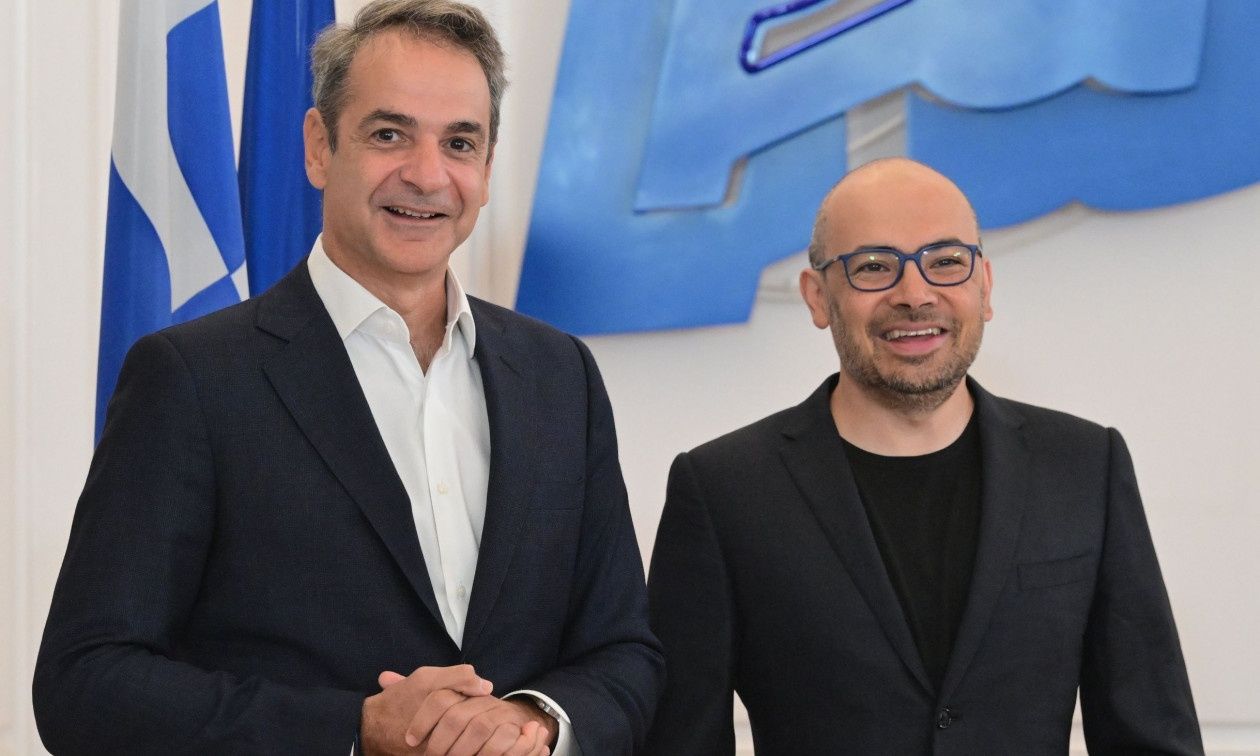 LIVE: Ο Μητσοτάκης συνομιλεί με τον γκουρού της AI Demis Hassabis