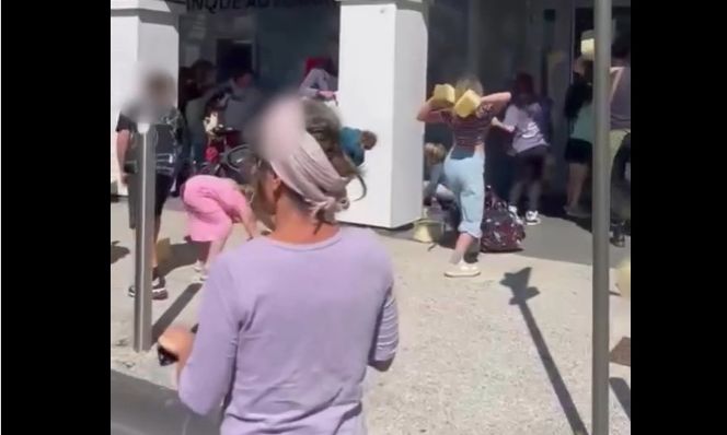 Ιδού ο… πολιτισμός: «Ακτιβιστές» έβαλαν παιδιά να πετάξουν ψεύτικα τούβλα σε τράπεζα – Βίντεο