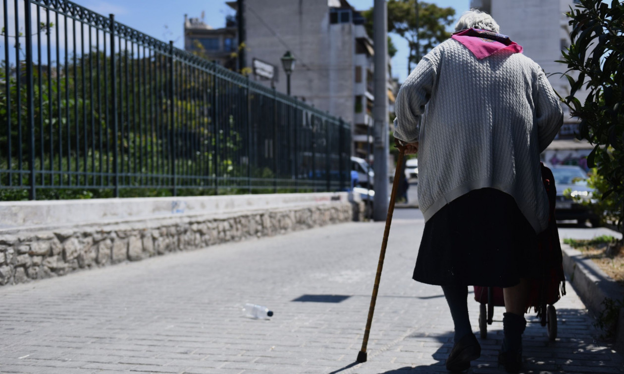 Βόλος: Αδίστακτοι απατεώνες – Ξεγέλασαν ηλικιωμένη και τους έριξε τα κοσμήματά της από το μπαλκόνι
