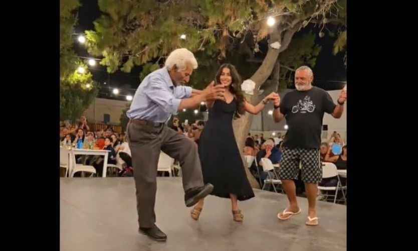 Σχοινούσα: Θλίψη για τον κυρ Γιώργο που είχε viral χορεύοντας με την εγγονή του – Πέθανε στα 92 του