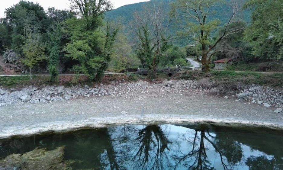 Ανομβρία: Η ξηρασία «χτυπά» τα υδάτινα οικοσυστήματα της Ηπείρου–Πρωτοφανής  εικόνα της λίμνης Βηρού