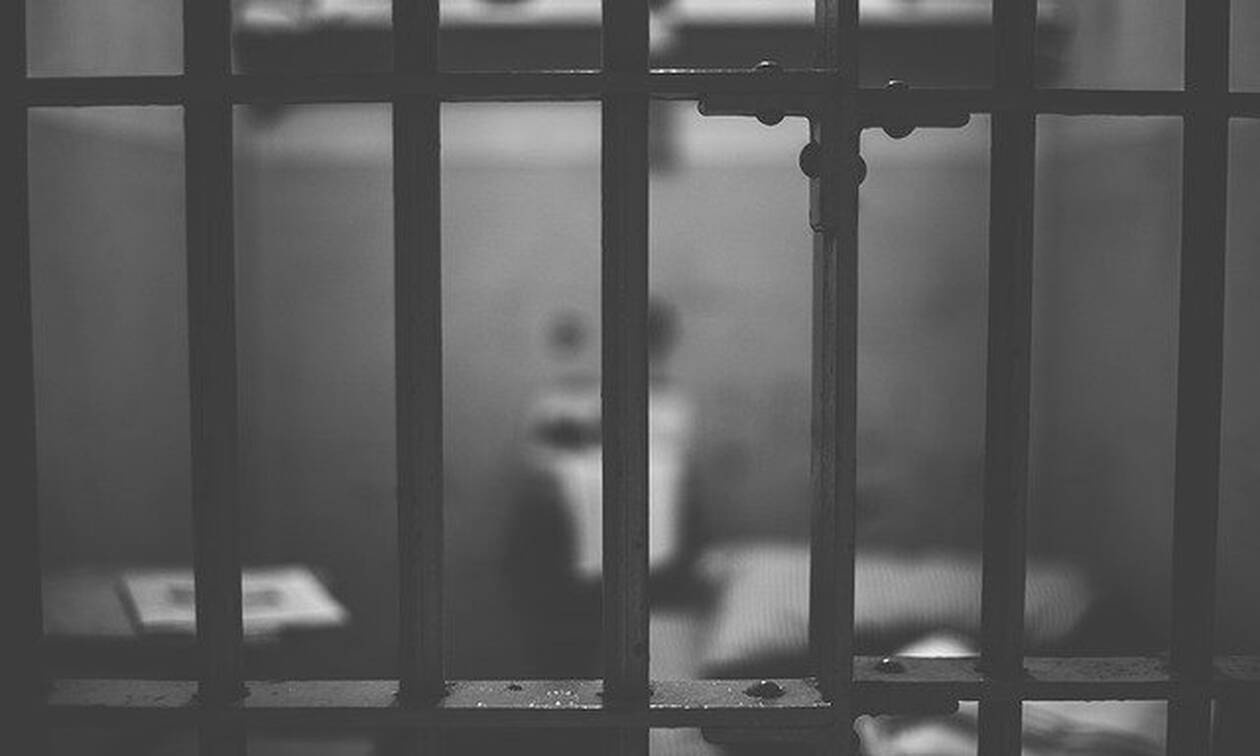 Μήνυση από την οικογένεια του κρατουμένου που βρέθηκε νεκρός στο ΑΤ Κερατέας – Τι λέει ο δικηγόρος