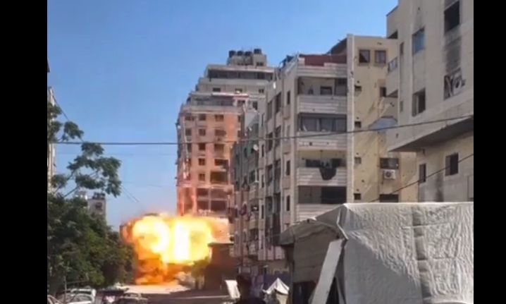 Γάζα: Η στιγμή που πλήγμα του Ισραήλ ισοπεδώνει κτίριο – Δείτε βίντεο