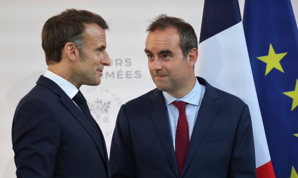 Politico: Γιατί ο Μακρόν ποντάρει στον Λεκoρνί για να σώσει τη Γαλλία