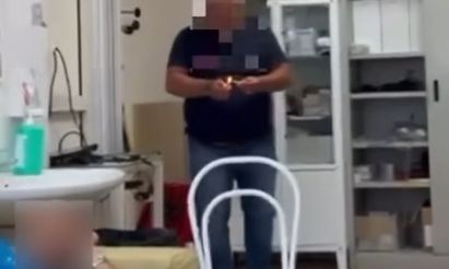 Ιταλία: Κακόγουστη φάρσα σε νοσοκομείο: Γιατρός πέταξε δυναμιτάκι σε νοσηλευτή που κοιμόταν