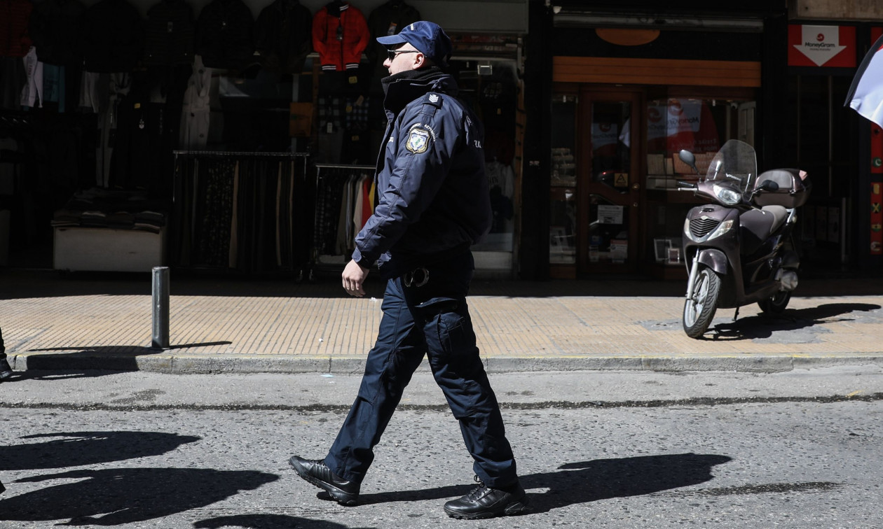 Απατεώνας «αστυνομικός» άρπαξε λεφτά από 18χρονο στο κέντρο της Αθήνας