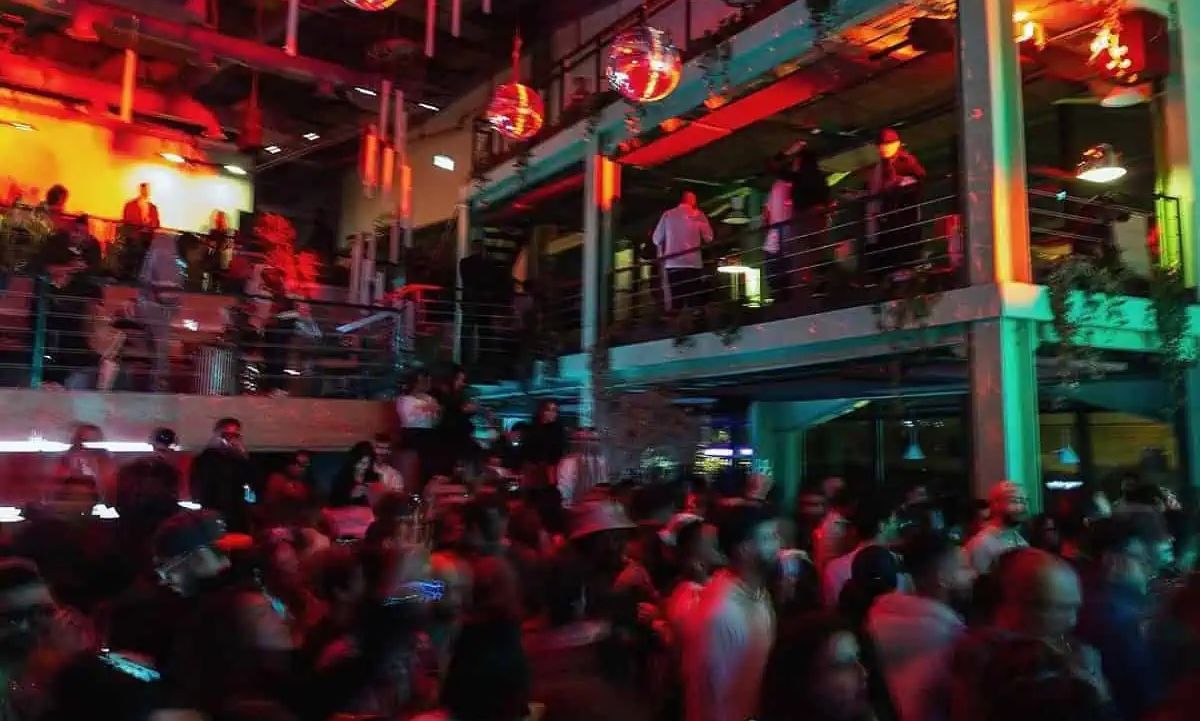 Η Σαουδική Αραβία «τραβάει την πρίζα» από τα μπαρ – Γιατί ενοχλούν οι γυναίκες με τις μπούρκες