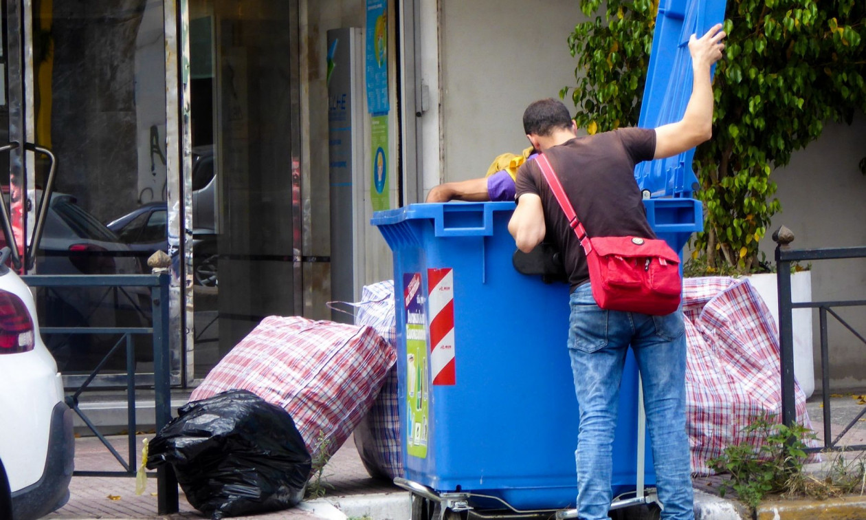 Γλυφάδα: Άνδρας ανασύρθηκε χωρίς τις αισθήσεις του από κάδο ανακύκλωσης