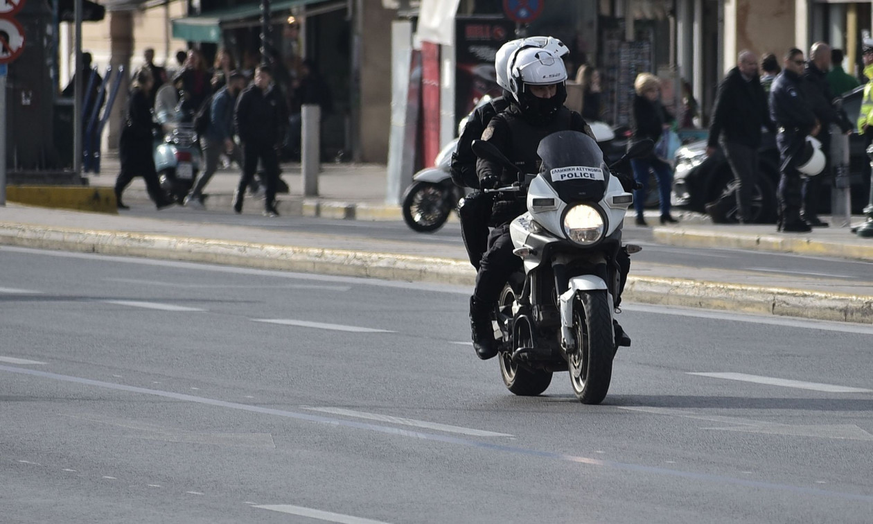 Καλλιθέα: Συνελήφθη 28χρονος μοτοσικλετιστής για επικίνδυνους ελιγμούς – Έκανε σούζα για 350 μέτρα