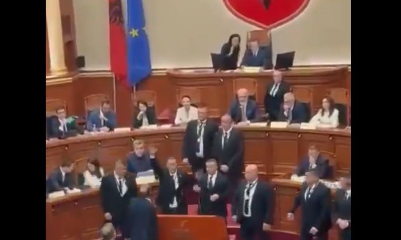 Σκηνές απείρου κάλλους στην αλβανική Βουλή για την υπουργό AI – Βίντεο