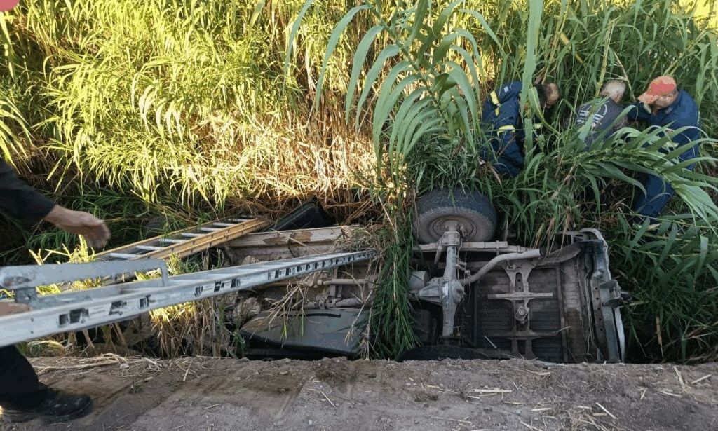 Αγρίνιο: Αγροτικό εξετράπη της πορείας του και κατέληξε αναποδογυρισμένο σε αυλάκι με νερό