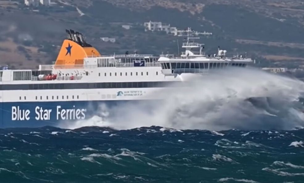 Η μάχη του Blue Star Naxos με τα κύματα εν μέσω απαγορευτικού – Μοναδικό βίντεο