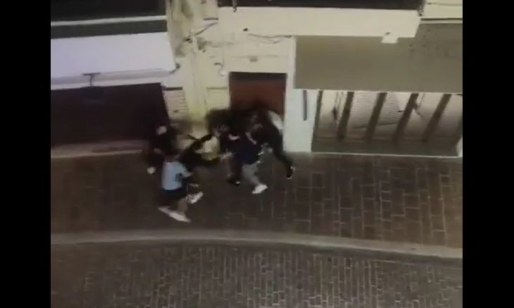 Ρέθυμνο: Άγριο ξύλο μεταξύ νεαρών στο παλιό λιμάνι – Βίντεο