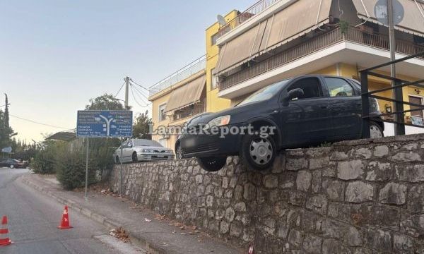 Λαμία: Αυτοκίνητο κρεμάστηκε στο κενό στον Άγιο Λουκά – Δείτε βίντεο, φωτογραφίες