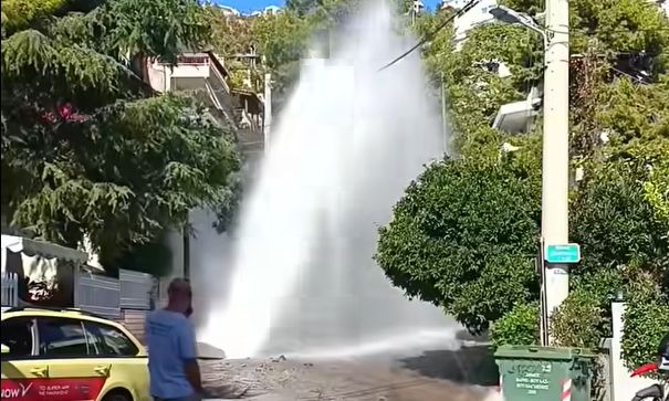 Κερατσίνι: Έσπασε κεντρικός αγωγός της ΕΥΔΑΠ – Δημιουργήθηκε πίδακας νερού