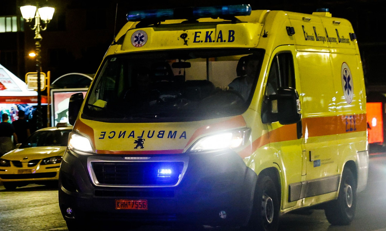 Τροχαίο στον Πειραιά: ΙΧ καρφώθηκε σε κολώνα – Δύο τραυματίες