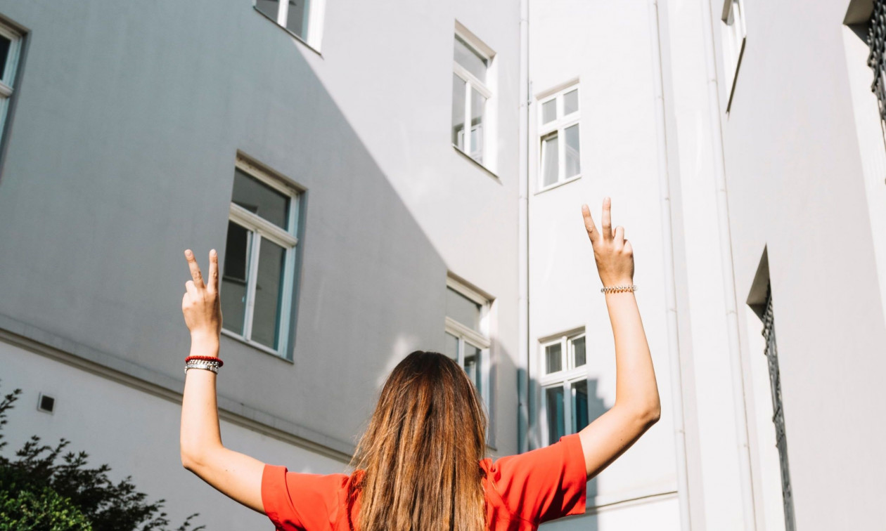 Eurostat: Οι νέοι στην Ελλάδα φεύγουν αργά από το πατρικό σπίτι και πληρώνουν υψηλά ενοίκια