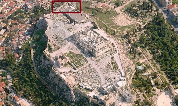 Ακρόπολη: Αποκαθίσταται και αποδίδεται επισκέψιμο το μυκηναϊκό τείχος – Δείτε εικόνες
