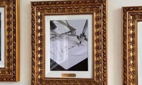 Λευκός Οίκος: Το πορτραίτο του Μπάιντεν αντικαταστάθηκε από ένα… αυτόματο στυλό – Δείτε βίντεο