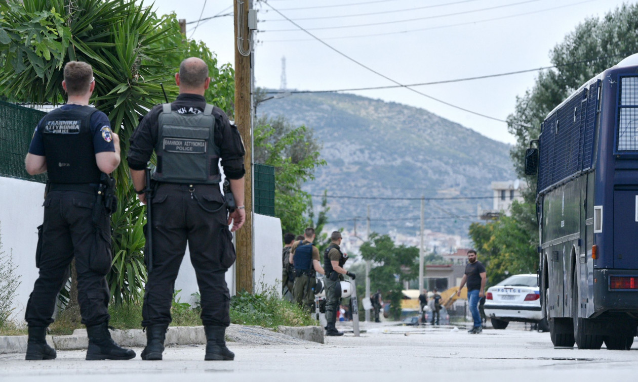 Γιατί προσλαμβάνονται 100 Ρομά στην ΕΛ.ΑΣ. – Το σχέδιο Χρυσοχοΐδη για τους καταυλισμούς