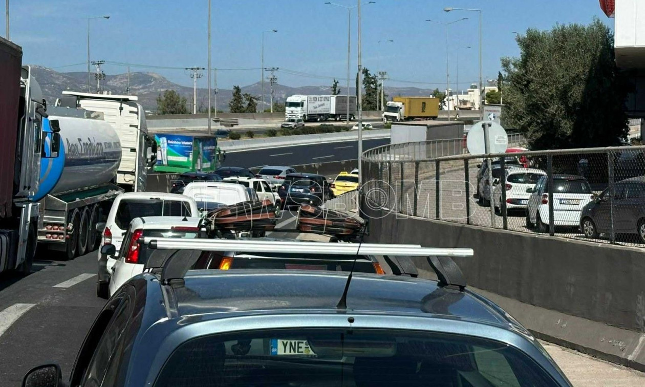 Κίνηση: Τεράστιο μποτιλιάρισμα στην Αττική Οδό – Ακινητοποιήθηκε φορτηγό στην έξοδο για Λαμία
