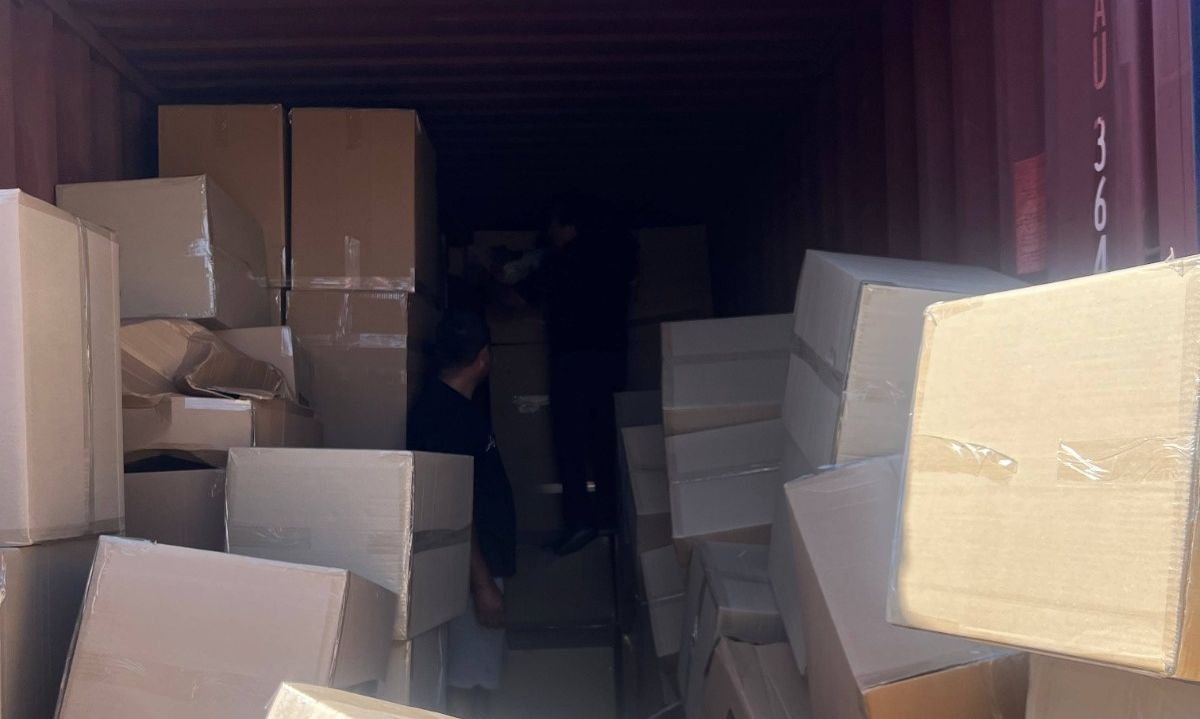 Ελευσίνα: Στα δίχτυα της ΑΑΔΕ 17 κοντέινερ με λαθραία κινέζικα ρούχα και παπούτσια