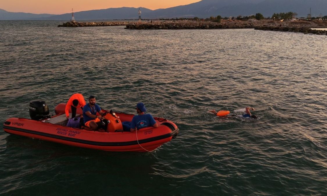 Κολύμπησε 13 ώρες για να αναδείξει την τουριστική Πιερία