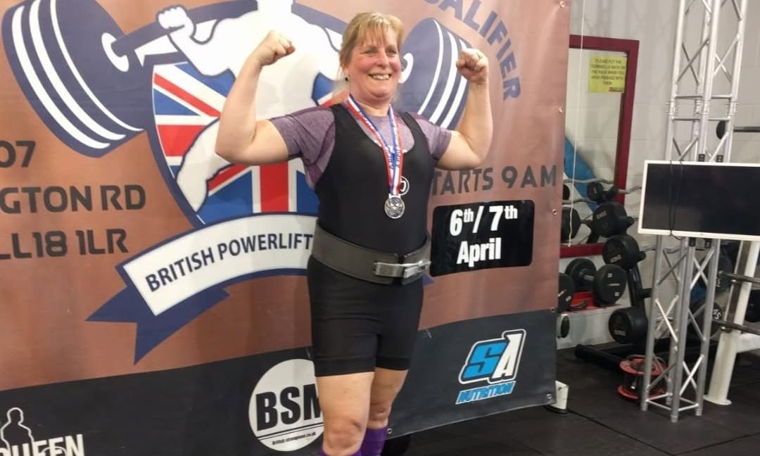 «Η πιο δυνατή γιαγιά στην Βρετανία»: 65χρονη έσπασε 4 παγκόσμια ρεκόρ στην άρση βαρών σε 18 μήνες