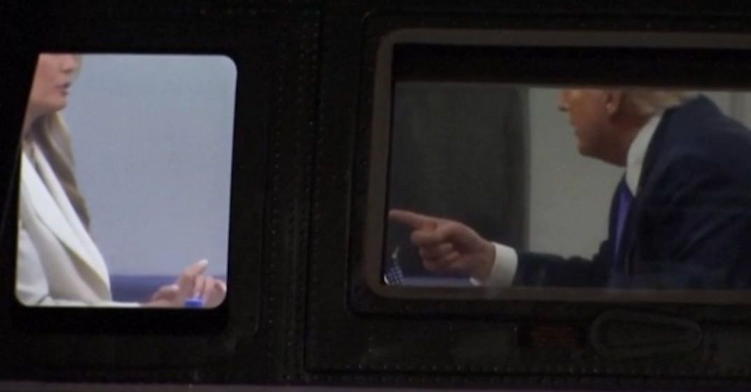 Κάμερα «έπιασε» τον Ντόναλντ να κουνά το δάχτυλο στη Μελάνια Τραμπ – Το βίντεο που έγινε viral