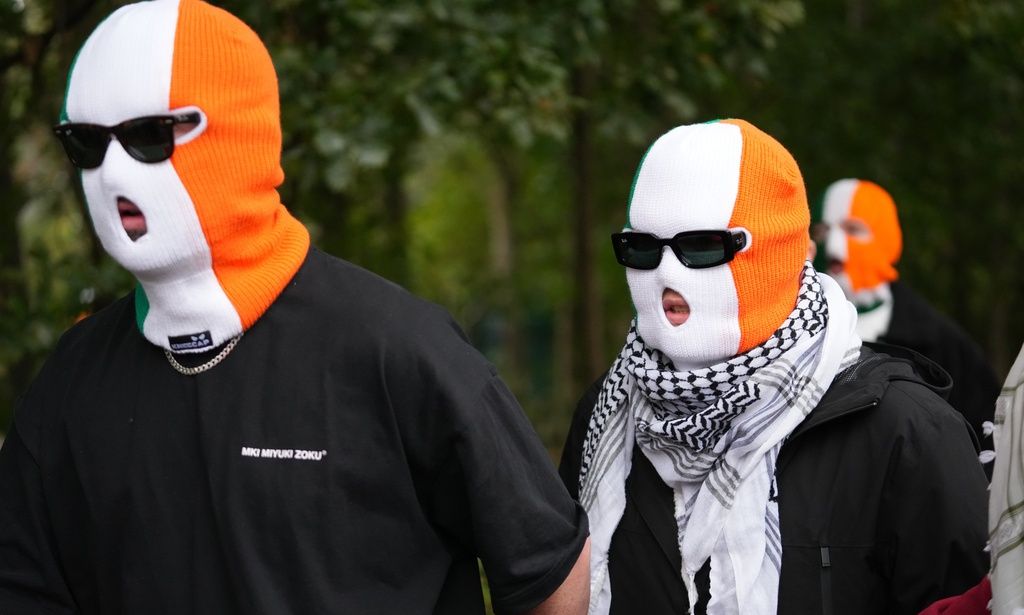 Βρετανία: Απορρίφθηκε η κατηγορία για τρομοκρατία κατά μέλους του ραπ συγκροτήματος Kneecap