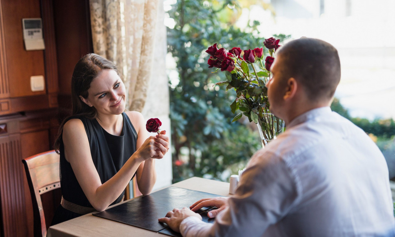 Έρευνα: Οι άνδρες χρεώνονται για να εντυπωσιάσουν σε ρομαντικά ραντεβού